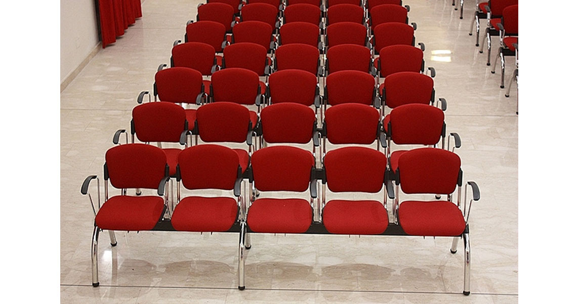 chaise-et-publique-banc-pour-salle-conference-cortina