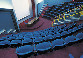 Chaises de salles de conference et de congres sur gradins