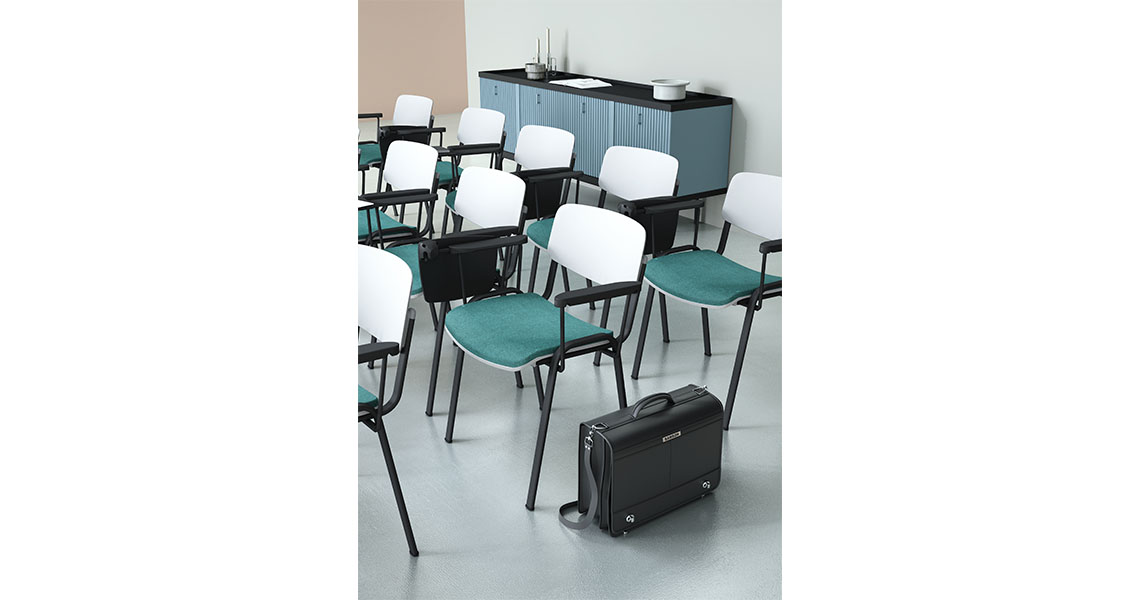 chaise-iso-coloree-a-tablette-p-conferences-formations-sally-img-18